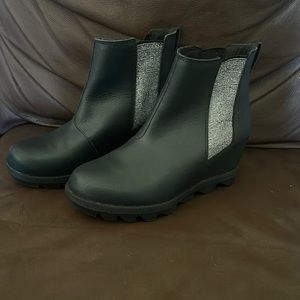 Gently used girls size 3 Sorel wedges!